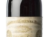 une bouteille de vin posée sur une table