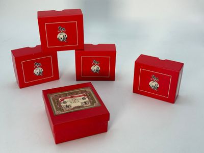 quatre boîtes rouges sur lesquelles figure l'image d'un homme