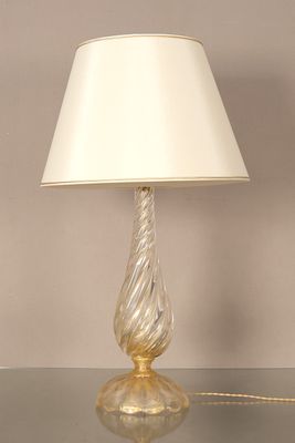 une lampe posée sur une table sur laquelle se trouve une lampe