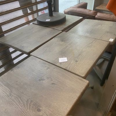 une table entourée de plusieurs chaises