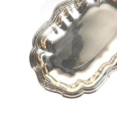 un plateau d'argent posé sur une table