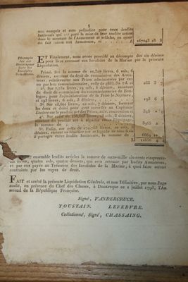 un vieux livre qui a été laissé ouvert sur la table