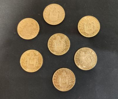 six pièces de six livres sterling disposées sur une surface noire