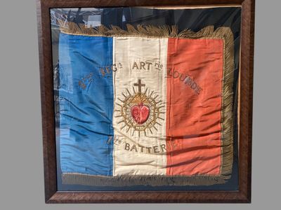 tableau encadré représentant un drapeau orné d'une croix et d'un cœur