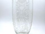 un vase en verre transparent orné d'un motif floral