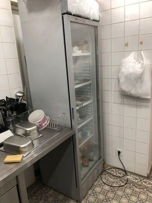 une image d'une cuisine avec un réfrigérateur et un comptoir