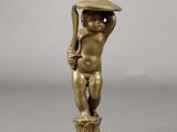 figurine en laiton représentant un garçon coiffé d'un chapeau et tenant un bâton