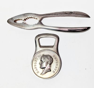 une cuillère en argent et une cuillère en argent sur laquelle est posée une pièce