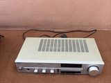 une télécommande et un lecteur DVD posés par terre