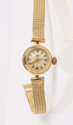 une image d'une montre-bracelet de femme sur une surface blanche