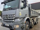 un gros camion garé dans un parking
