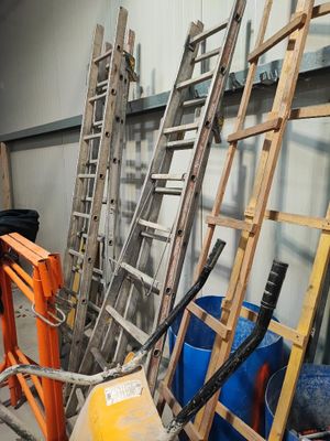 de nombreuses échelles appuyées contre le mur