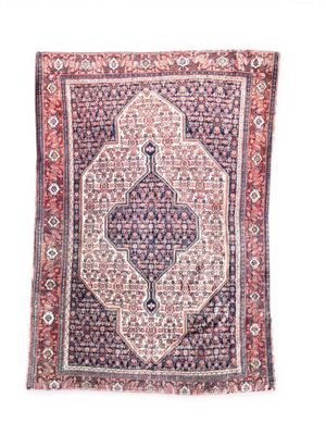 TAPIS SENNEH en laine, à quatre bordures principales rouges,…