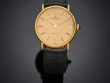 une montre-bracelet plaquée or avec bracelet en cuir noir