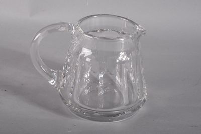 un pichet en verre posé sur une table