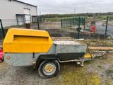 une petite remorque garée sur le bord de la route