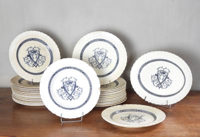 un grand nombre d'assiettes posées sur une table