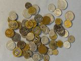 une pile de pièces de monnaie posée sur une surface blanche
