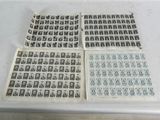 plusieurs timbres posés sur une table où se trouvent de nombreux timbres