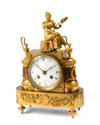 une horloge en or surmontée d'une statue
