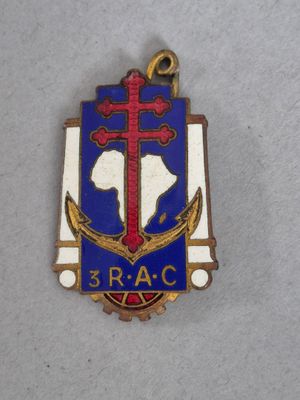 un gros plan d'un insigne orné d'une croix