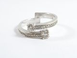 paire de bagues en argent serties de diamants sur un fond blanc