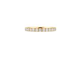 une bague en or jaune sertie de cinq diamants ronds sur fond blanc