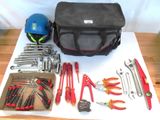 de nombreux outils qui sont posés sur une table