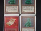 quatre cartes sur lesquelles figure l'image d'une statue représentant une personne