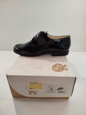 une boîte sur laquelle se trouve une paire de chaussures noires
