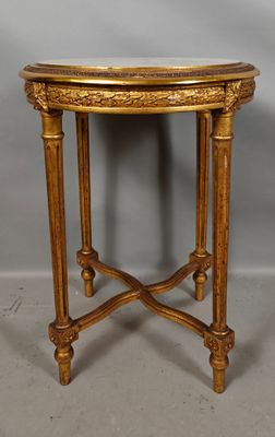 une table dorée avec un plateau en marbre sur fond gris