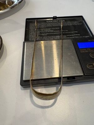 une balance posée sur une table