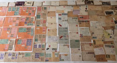 beaucoup de vieilles lettres et de vieux papiers par terre