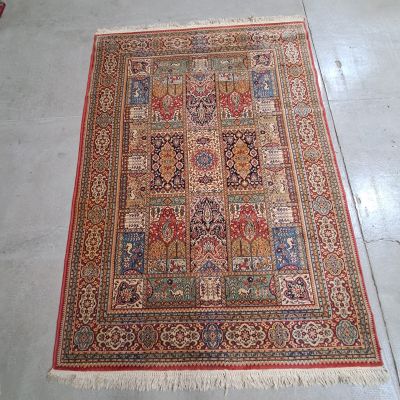 un tapis multicolore posé au sol