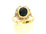 une image représentant une bague en or sertie d'une pierre noire entourée de diamants