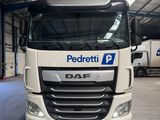 un camion blanc garé à l'intérieur d'un bâtiment