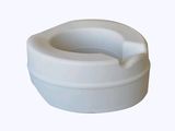 une cuvette de WC blanche avec un couvercle, sur fond blanc
