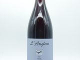 une bouteille de vin posée sur une table