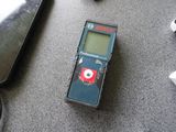 un lecteur MP3 posé sur une table à côté d'un ordinateur portable