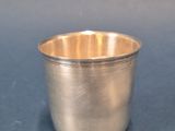 l'image d'une coupe en argent posée sur une table