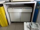 un micro-ondes posé sur un meuble blanc