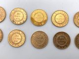 un ensemble de six pièces différentes posées sur une surface blanche