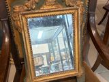 une photo d'une chaise sur laquelle est posé un miroir