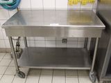 une table en acier inoxydable dans une cuisine professionnelle