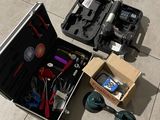 une valise posée par terre à côté d'une paire de chaussures