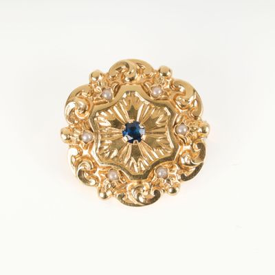 une image d'un gros plan d'une bague en or avec une pierre bleue