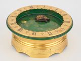 une image représentant une horloge posée sur un socle et comportant des chiffres romains