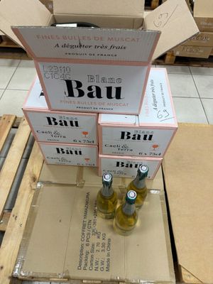 trois bouteilles de bière sont posées sur des cartons dans un magasin