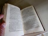 une personne tenant un livre ouvert à la main