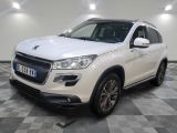 le 4x4 blanc est garé sur le sol en damier d'un garage